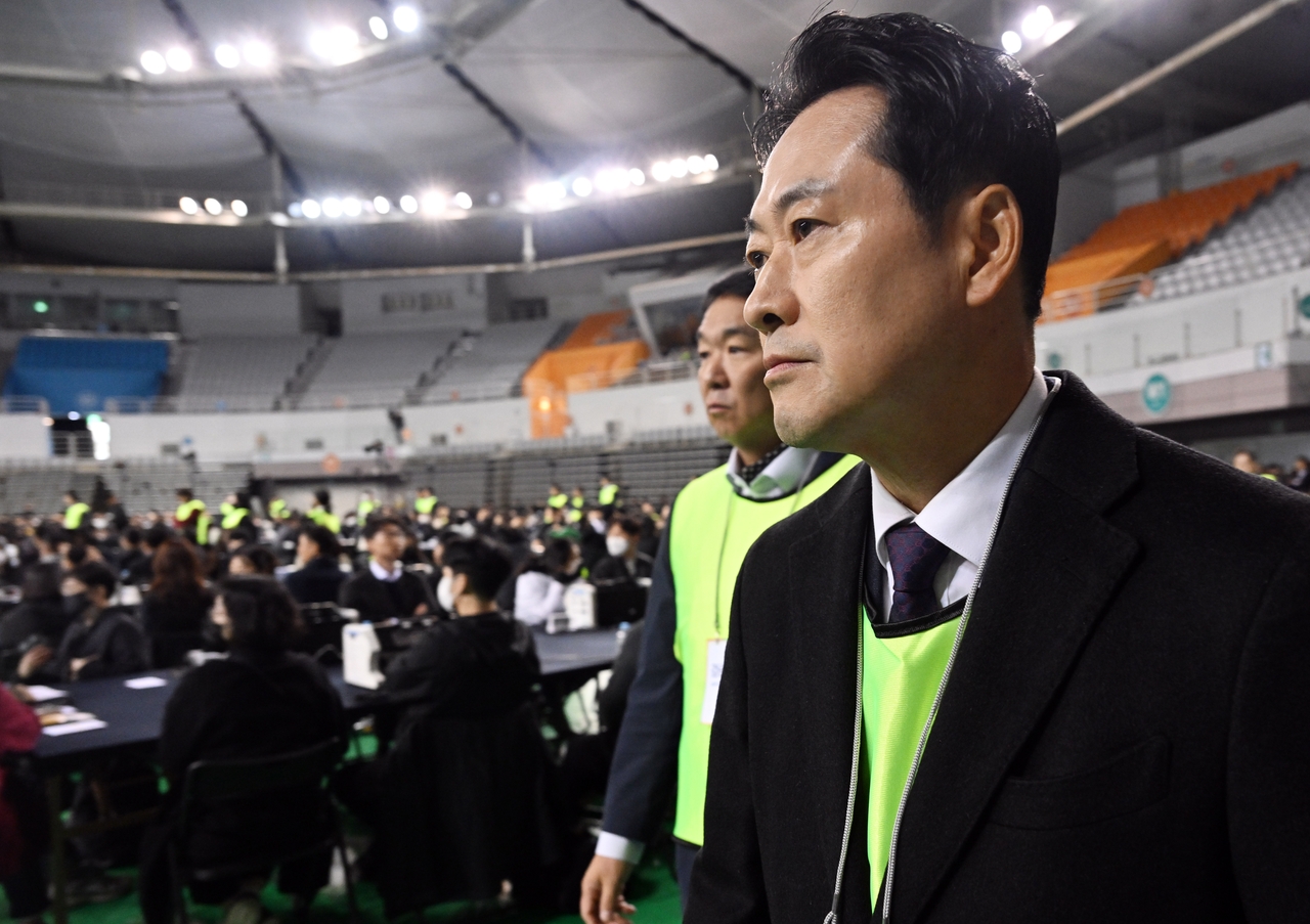 28일 서울 송파구 올림픽공원 핸드볼경기장에서 열린 선관위 특검의 6·3 지방선거 투표용지 공개검증 현장에 있는 장동혁 국민의힘 대표. [공동취재단/연합]
