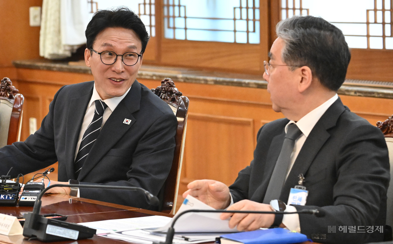 Kim Min-seok, then prime minister, speaks with Hyundai Motor Group Vice Chairman Jang Jae-hoon at the kickoff meeting of the Saemangeum and North Jeolla Grand Innovation Task Force, held at Government Complex Seoul in Jongno-gu on the morning of March 11. [Lim Se-jun]