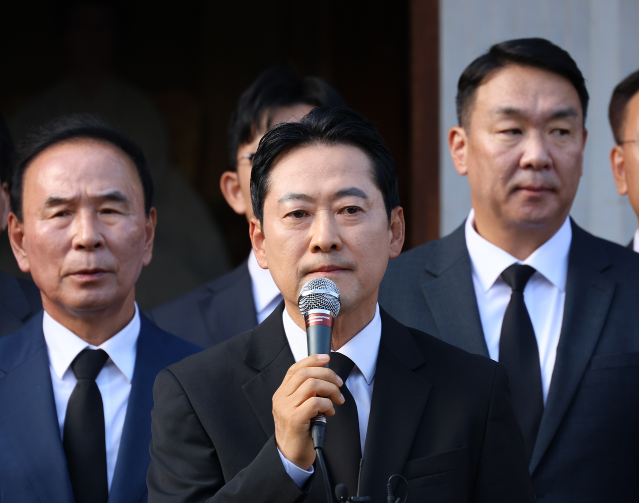 People Power Party leader Jang Dong-hyeok holds a press conference denouncing "The Assassin" at the birthplace of the late Yuk Young-soo, wife of former President Park Chung-hee, in Okcheon, North Chungcheong Province. [Yonhap]