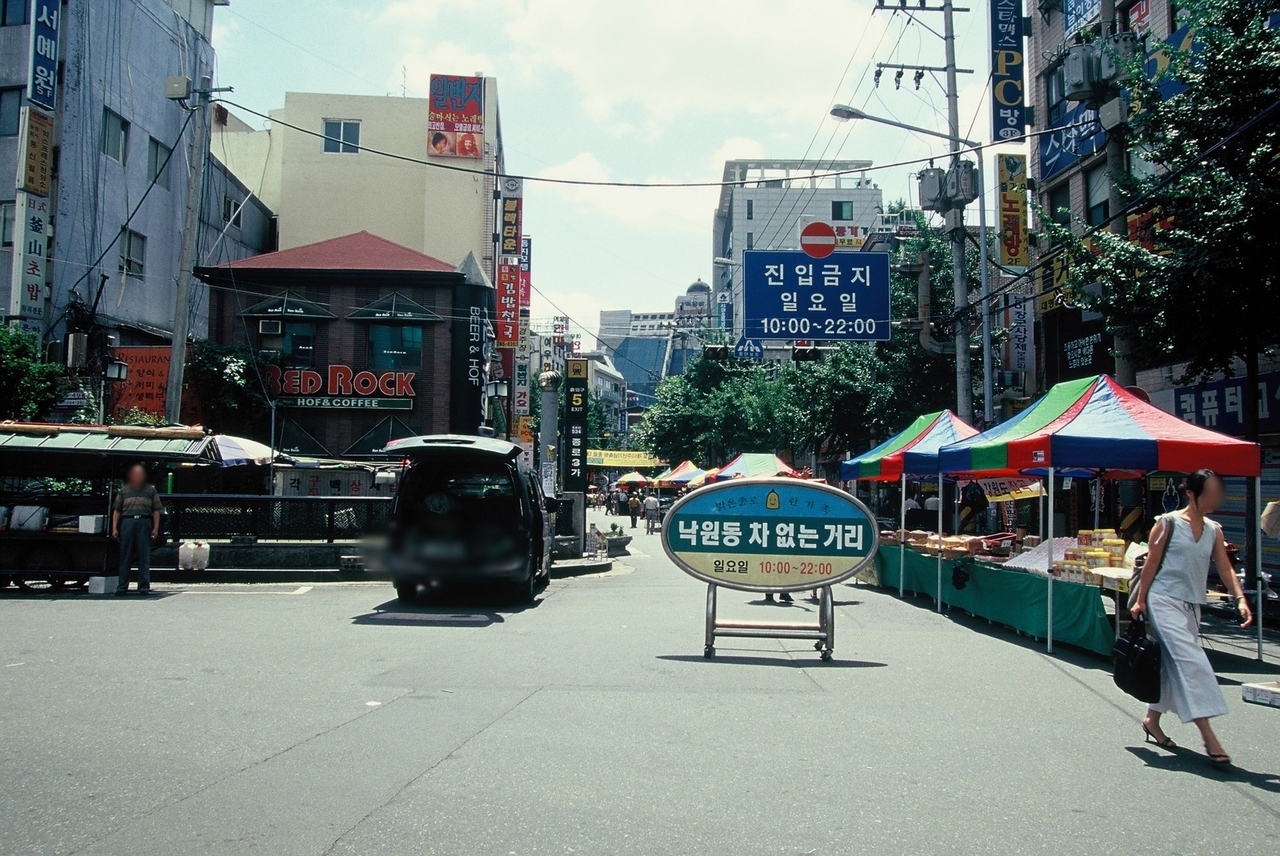 Street near Jongno 3-ga station Exit 5, 2000 (The Seoul Research Data Service)