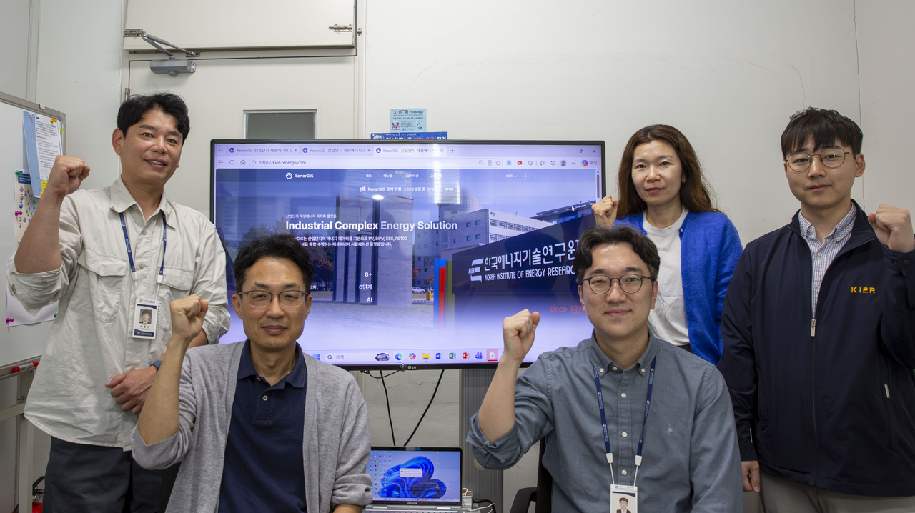 Researchers at the Korea Institute of Energy Research who conducted the study. From left: principal researchers Ju Hong-jin, Kim Jong-gyu, Kim Min-hwi and Hwang Hye-mi, and senior researcher Jeon Byeong-gi. [Korea Institute of Energy Research]