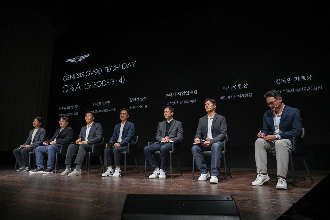 28일 ‘GV90 테크 데이’에서 개발진이 취재진의 질문에 답하고 있다. 왼쪽부터 이준수 제네시스소음진동시험팀 책임연구원, 하태원 제네시스전동화소음진동시험팀 파트장, 정성기 제네시스시험1실 실장, 손유지 승객안전시스템설계팀 책임연구원, 박지웅 바디아키텍처개발팀 팀장, 김동환 차량아키텍처패키지개발팀 파트장, 안세진 제네시스프로젝트2실 상무. [제네시스 제공]