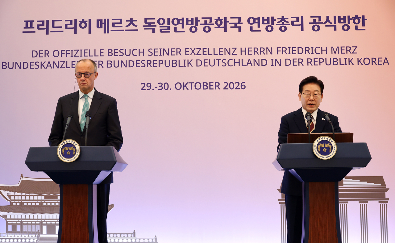 President Lee Jae Myung (right)  holds a joint press conference with German Chancellor Friedrich Merz at Cheong Wa Dae in Seoul on Thursday. Merz, making his first visit to South Korea since taking office, arrived to attend the 19th Asia-Pacific Conference of German Business (APK 2026), held in Seoul. (Yonhap)