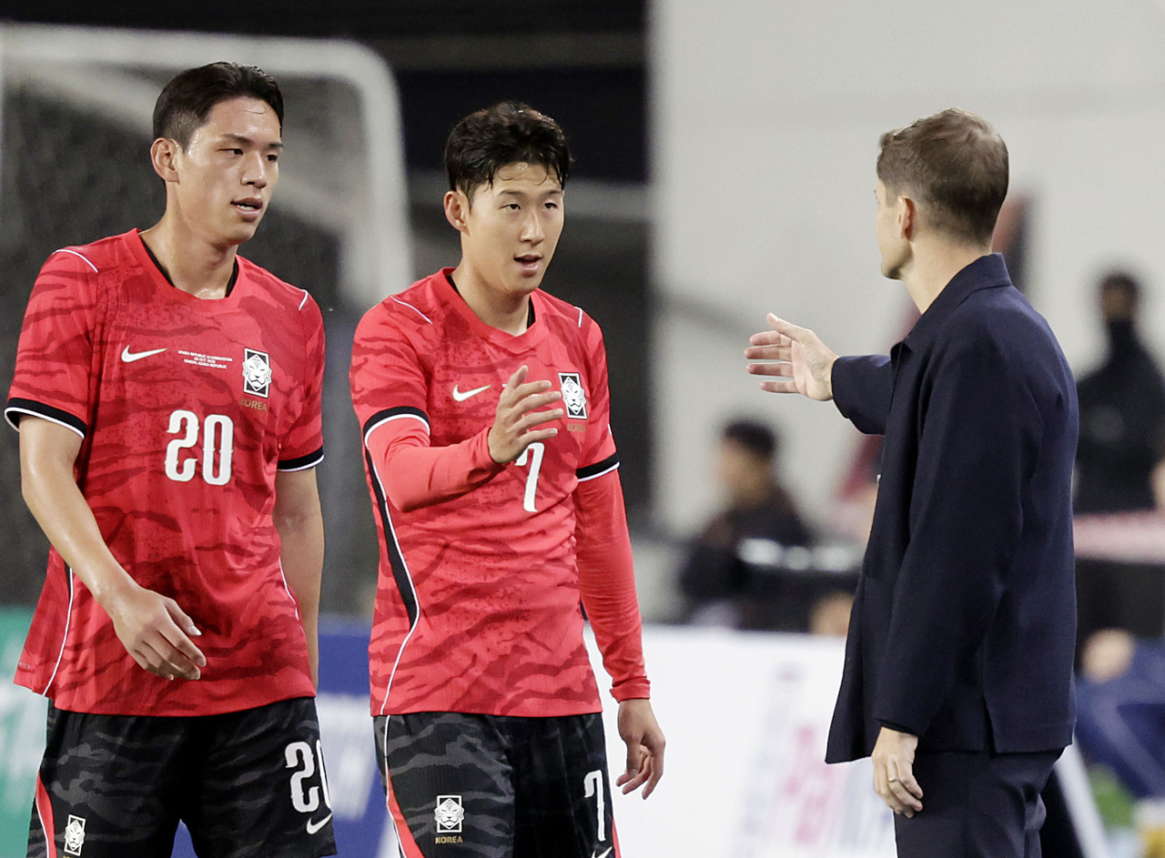 지난 6일 용인미르스타디움에서 열린 하나은행 초청 축구 국가대표팀 친선경기 한국과 우즈베키스탄의 경기. 한국 로베르토 모레노 감독이 교체되는 손흥민, 오세훈과 손을 맞잡고 있다. [뉴시스]