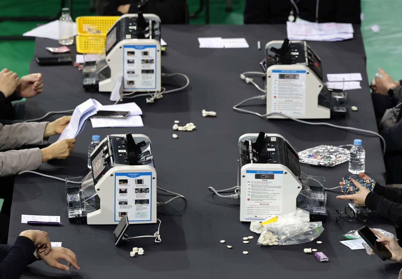 Ballot-counting machines are set up at the handball gymnasium in Olympic Park, Songpa-gu, Seoul, on Wednesday, where the special prosecutor team conducted a public verification of ballots from the June 3 local elections.
