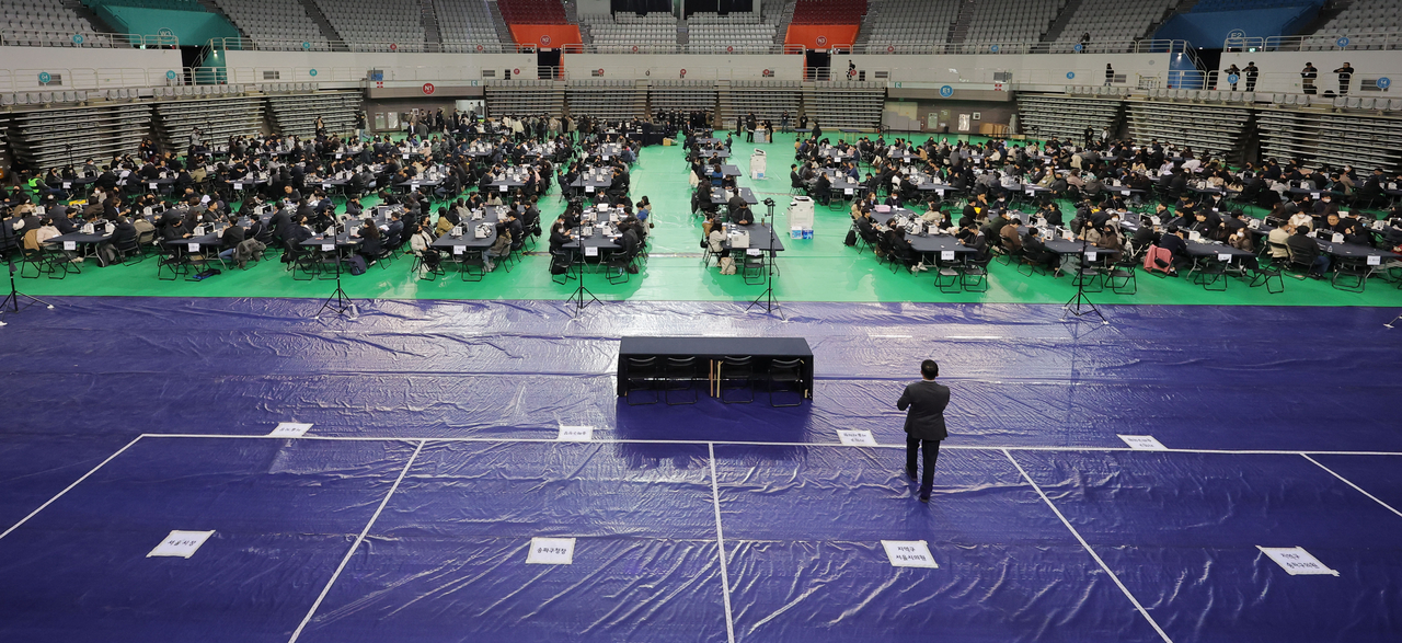 An inspection of ballots takes place inside the Olympic Park Handball Gymnasium in southeastern Seoul on Oct. 28, 2026. (Yonhap)