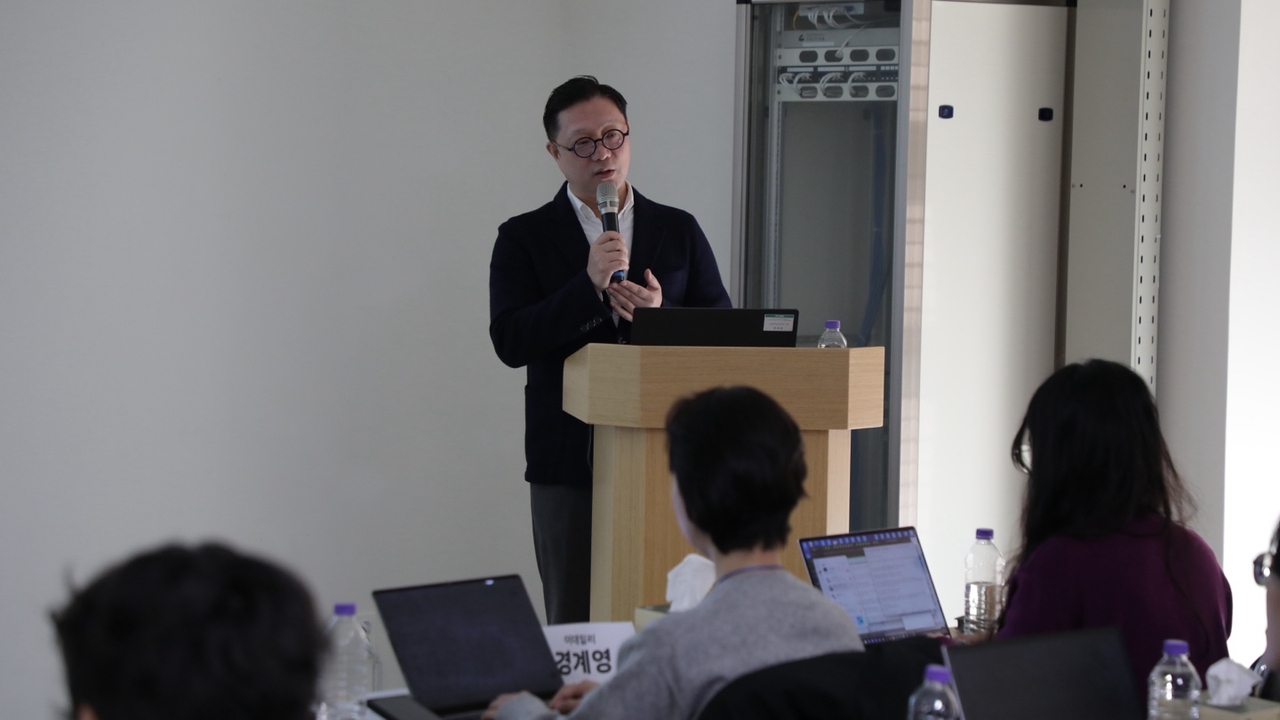 Im Hyeong-geun, head of BGF Retail's product division, explains the manufacturing process at BGF Foods' food center in Jincheon, North Chungcheong Province, on Wednesday. [BGF Retail]