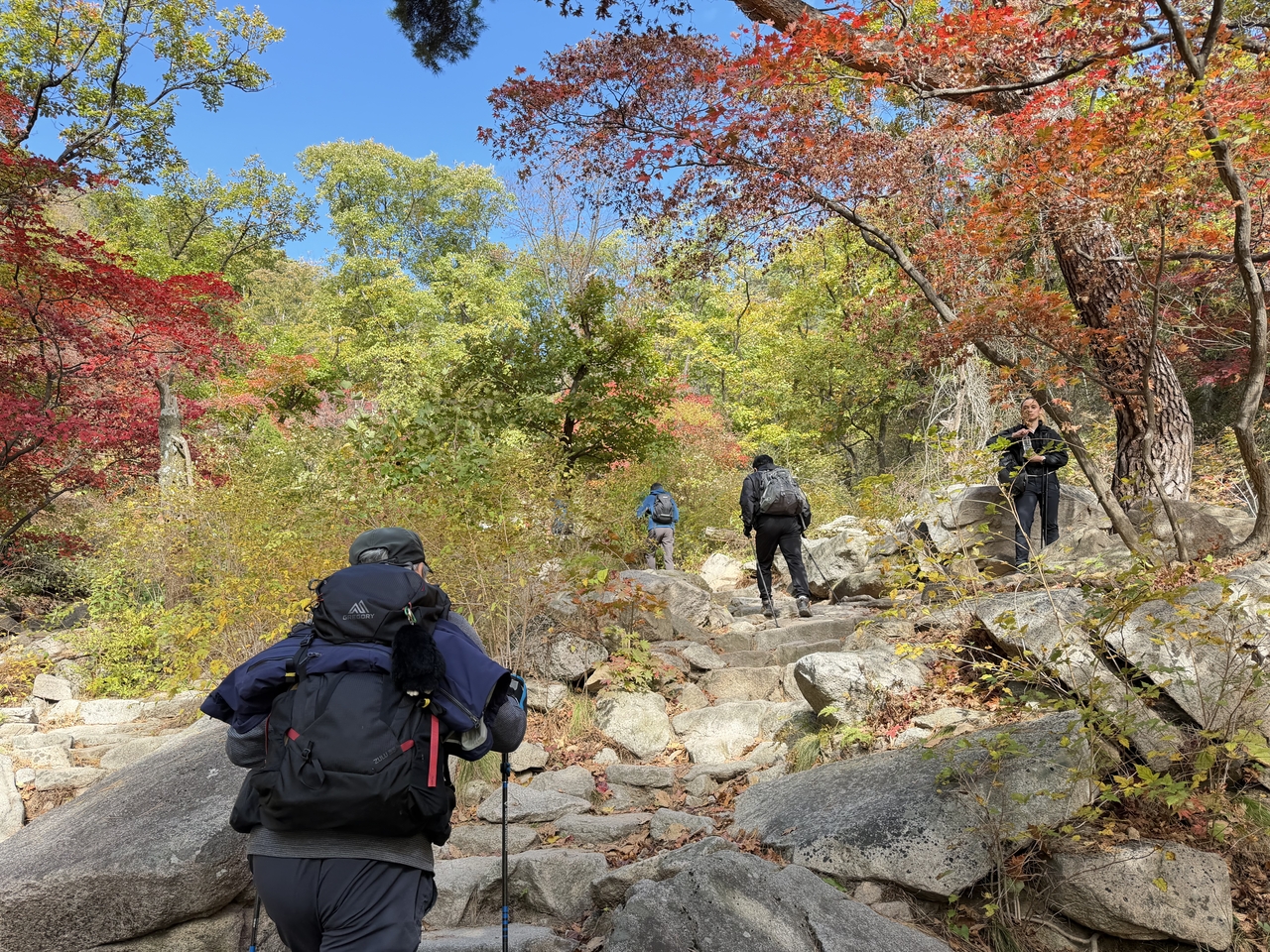 Hikers make their way along a trail lined with fall foliage on Bukhansan, Oct. 23. (Hong Yoo/The Korea Herald)