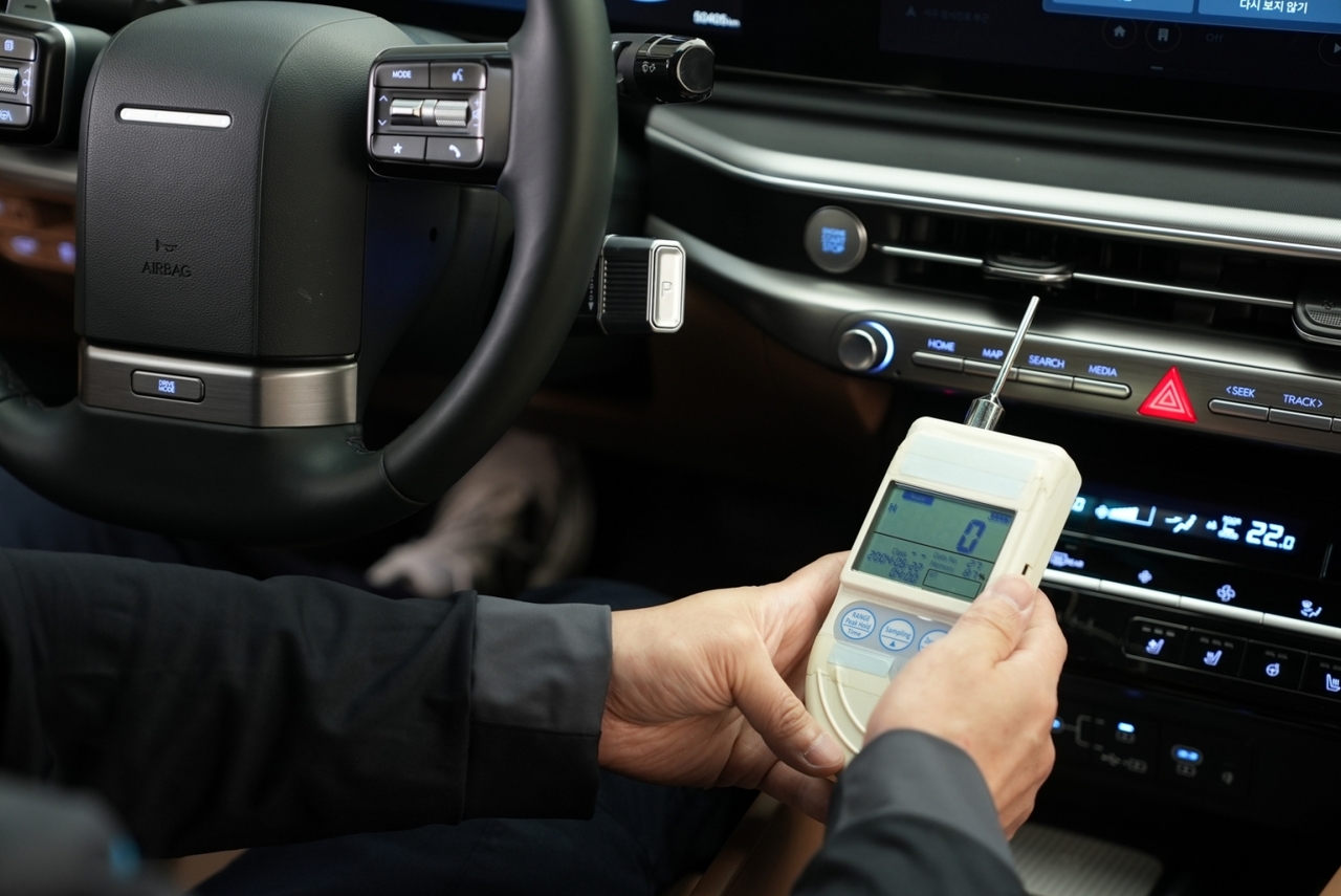 A Ribon Car technician uses specialized equipment to inspect the interior odor of a used vehicle. Ribon Car rates interior odor on a five-level scale and sells only vehicles that receive one of the top three ratings. [Ribon Car]