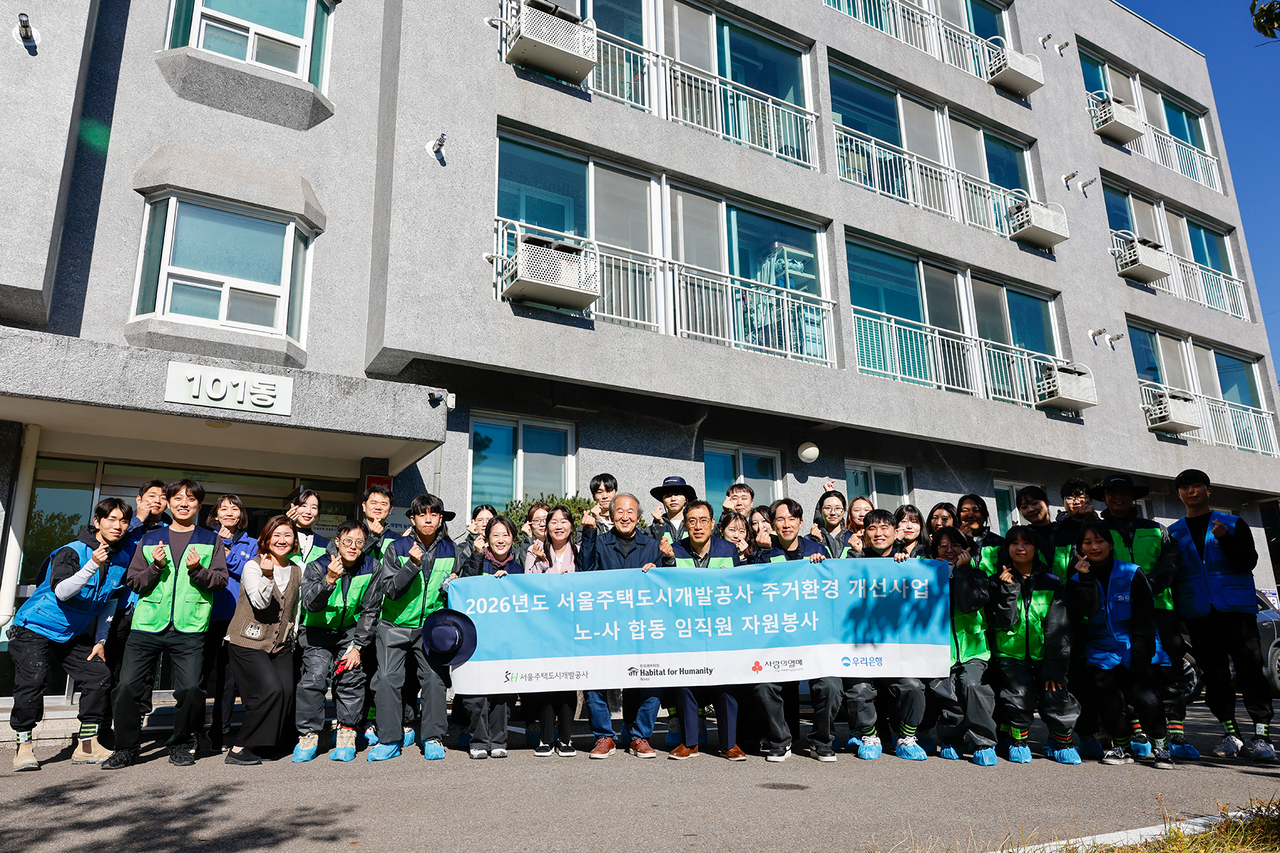 SH employees and volunteers pose for a group photo. [SH]