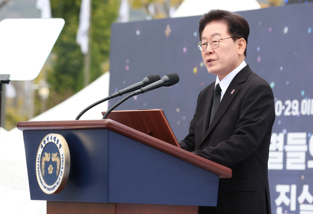 President Lee Jae Myung delivers a eulogy during a memorial event in Seoul on Thursday marking the fourth anniversary of a 2022 crowd crush that claimed 159 lives during Halloween celebrations.  (Yonhap)