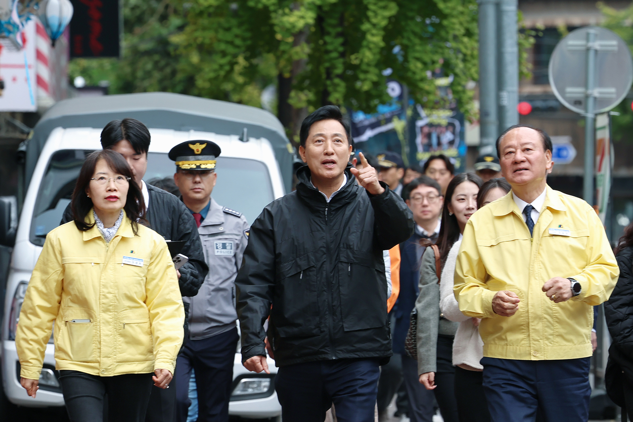 오세훈 서울시장이 핼러윈을 이틀 앞둔 29일 서울 마포구 홍대거리를 걸으며 인파 밀집 예상 구역의 안전관리 상황을 점검하고 있다. 사진 앞줄 왼쪽부터 오경희 마포구 부구청장, 오 시장, 유동균 마포구청장. [서울시 제공]