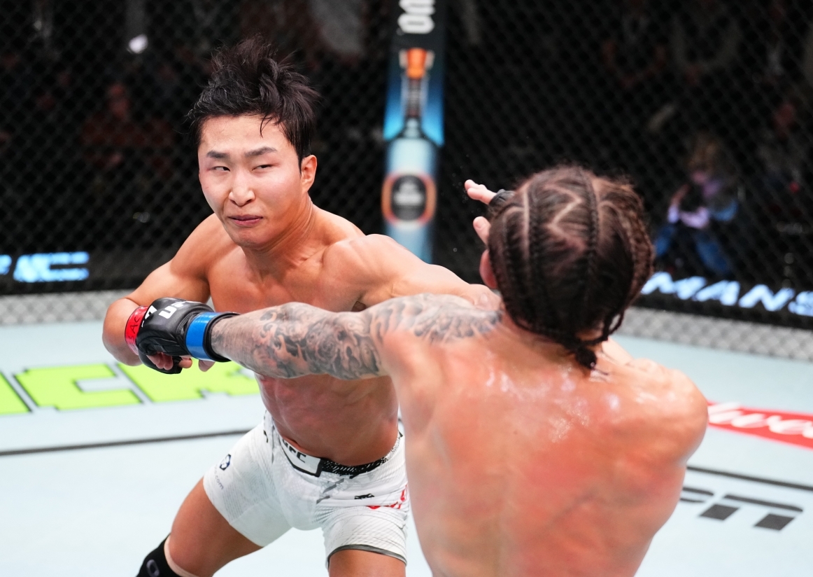 Lee Jung-young exchanges blows with Blake Bilder. [UFC]