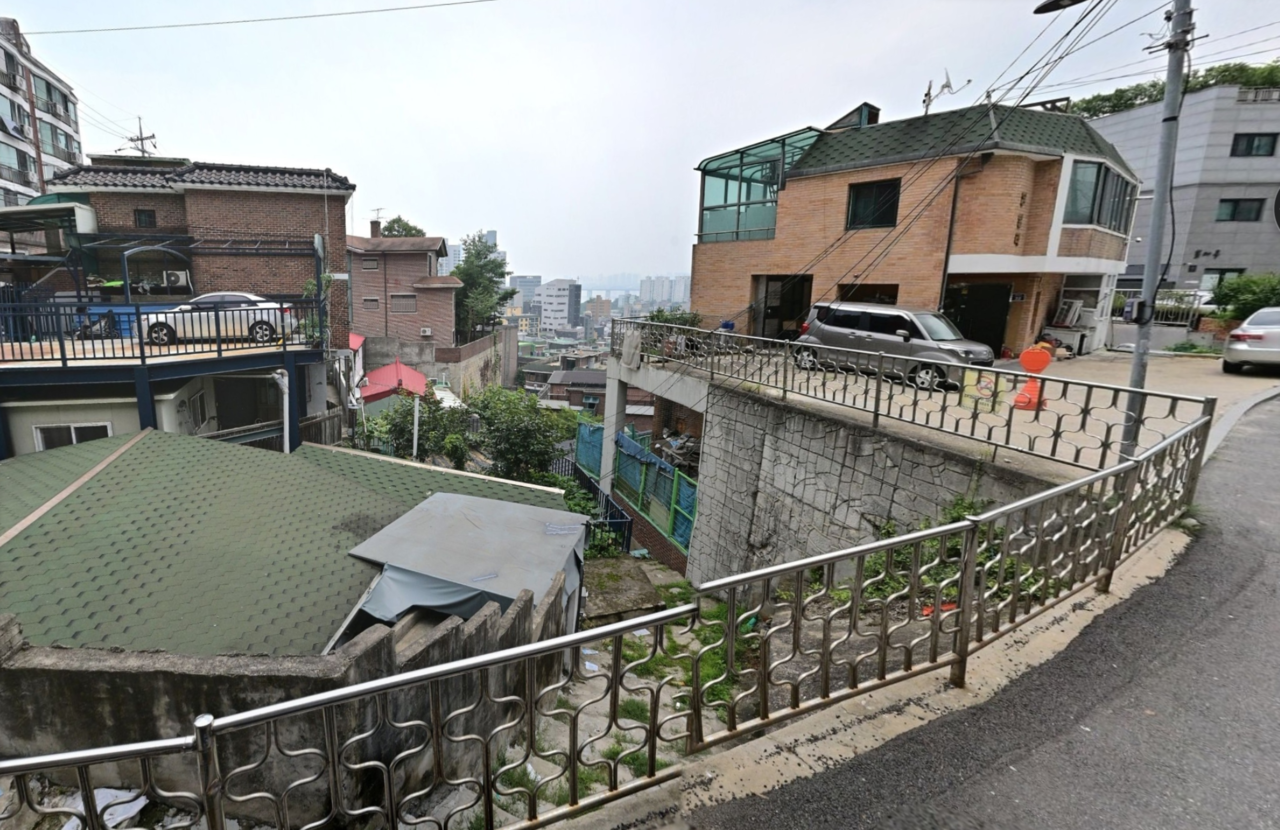 A view of the area around 204-104 Heukseok-dong, Dongjak-gu, Seoul. [Naver Street View]