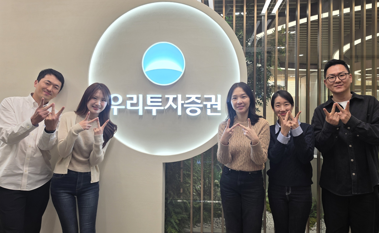 김진혁 우리투자증권 리테일성장실장(왼쪽 첫 번째)과 직원들이 서울 여의도 우리투자증권 사옥에서 기념촬영을 하고 있다. 왼쪽부터 김 실장, 김아정 대리, 곽루디 차장, 김은비 과장, 성세제 부장. [우리투자증권 제공]