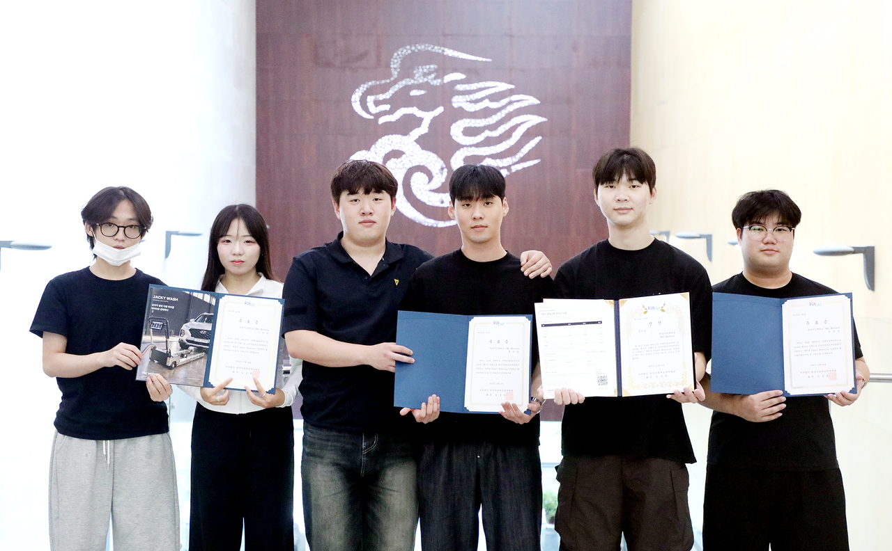 수상한 학생들이 기념사진을 촬영하고 있다.이정빈(왼쪽부터), 서정민, 이태준, 이재승, 정규완, 정상진 학생.[영남이공대 제공]