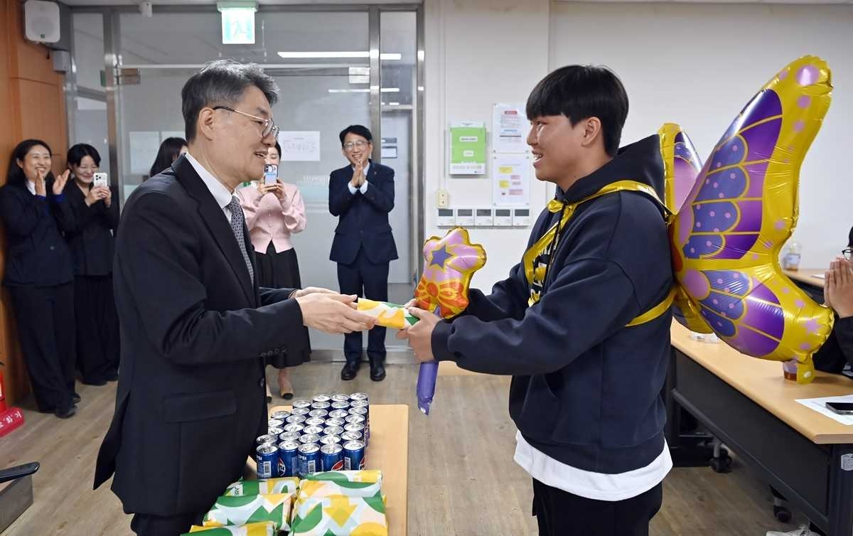 Honam University President Park Sang-chul visits students in the College of Health Sciences to encourage them ahead of upcoming national licensing exams.