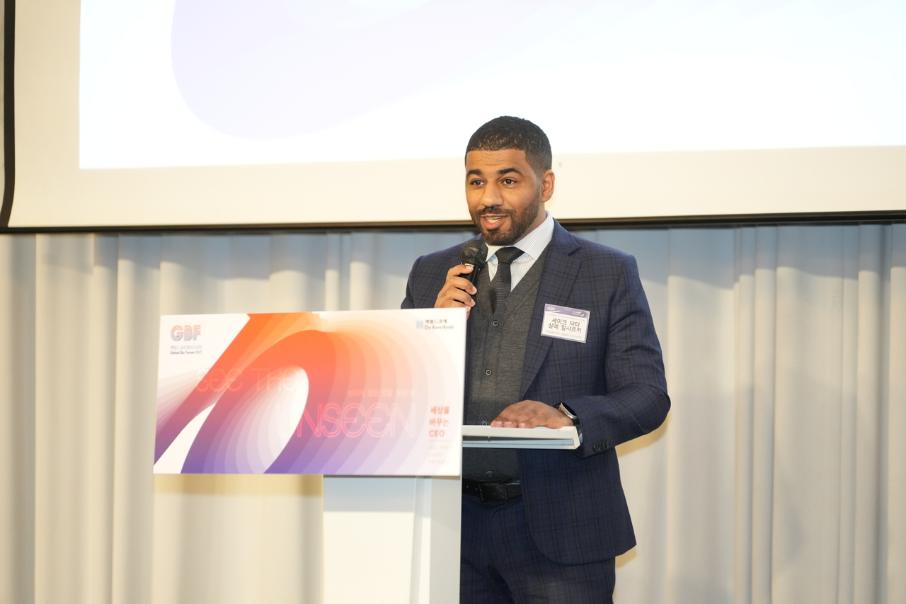 Sheikh Saleh Alsharqi, counselor and head of economic affairs at the United Arab Emirates Embassy in Seoul, delivers a welcoming speech during the Global Business Forum in Seoul on Wednesday. (The Korea Herald)