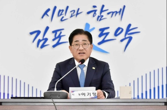 이기형 김포시장이 29일 김포아라 공공주택지구 후보지 발표에 따른 긴급기자회견을 하고 있다. [김포시 제공]