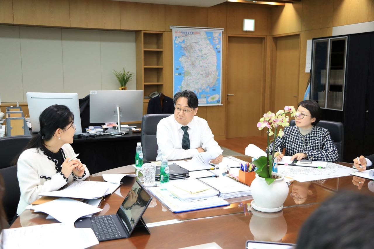 Korea Land and Housing Corporation President Lee Seong-hun chairs a cybersecurity review meeting at the corporation's headquarters in Jinju on Thursday. [LH]