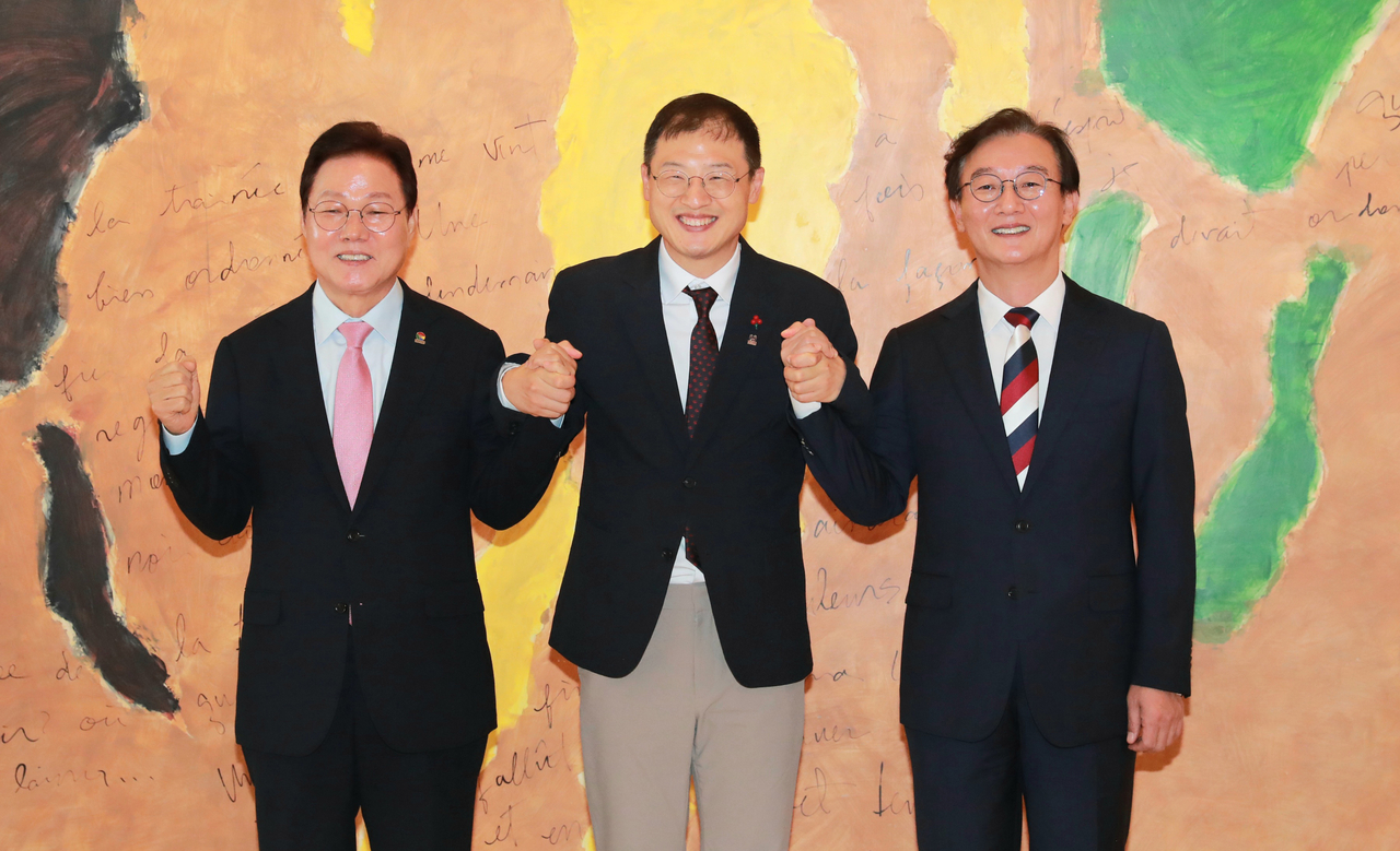 ‘동북아 8대 광역경제권 육성’을 목표로 출범한 ‘부울경 초광역 경제동맹’이 29일 울산에서 에너지포럼을 열고 상생발전 방안을 모색했다. 사진은 지난달 8일 부울경 3개 시·도 시장과 도시자가 개최한 부울경 청책협의회 모습. [부산시 제공]