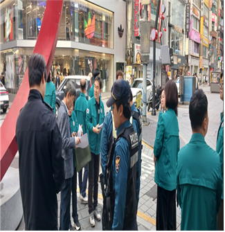 Busan city officials conduct a safety inspection on Seobyeon's Youth Street ahead of last year's Halloween. [Busan city government]