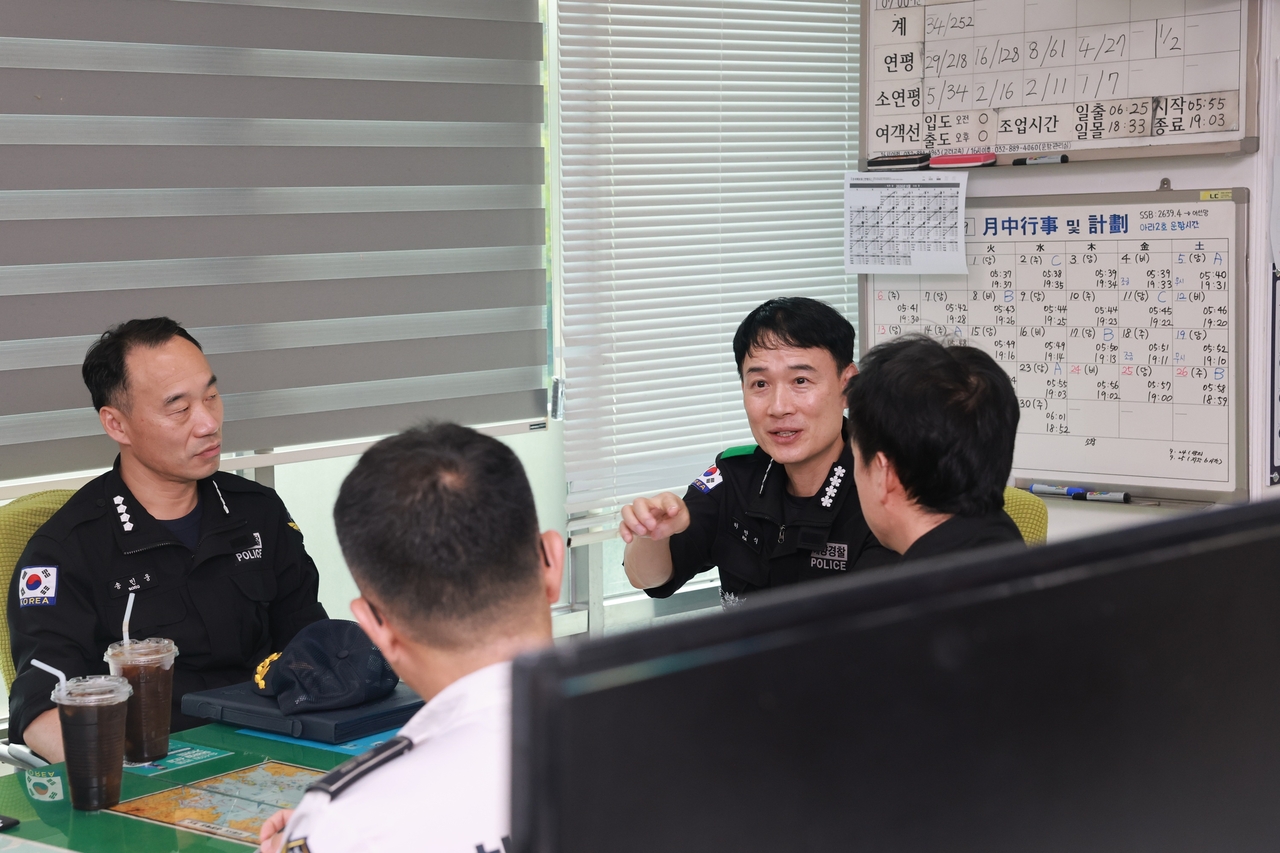 하만식 해양경찰청장이 지난달 23일 연평도를 찾아 일선 직원들을 격려하고 있다. [해경청 제공]