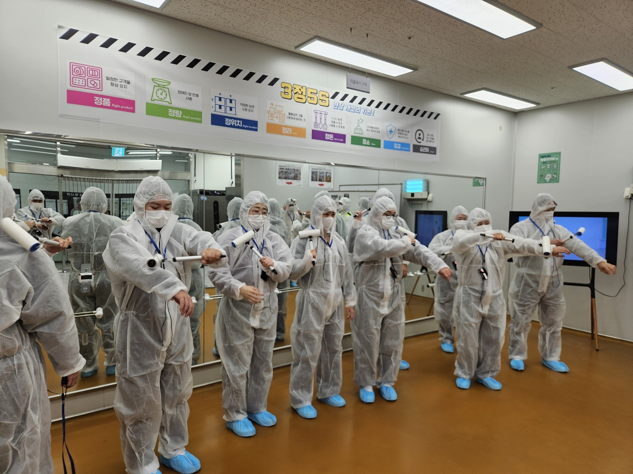 A sanitation check is conducted before entering BGF Foods' food center in Jincheon, North Chungcheong Province, on Wednesday. [BGF Retail]