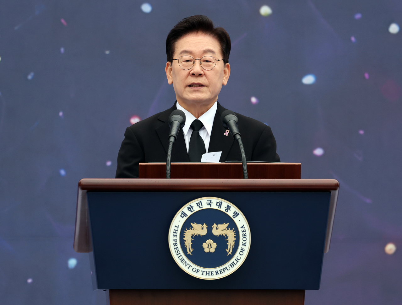 President Lee Jae Myung delivers a speech during a memorial event marking the fourth anniversary of the Itaewon crowd crush at Seoul's Gwanghwamun Square on Oct. 29, 2026. (Yonhap)