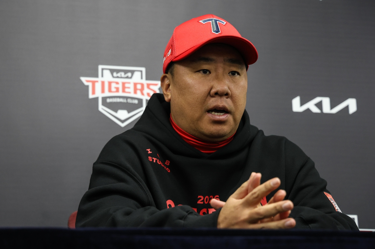 Kia Tigers manager Lee Bum-ho speaks to reporters before Game 3 of the second round in the Korea Baseball Organization postseason against the Samsung Lions at Gwangju-Kia Champions Field in the southwestern city of Gwangju on Thursday. (Tigers)
