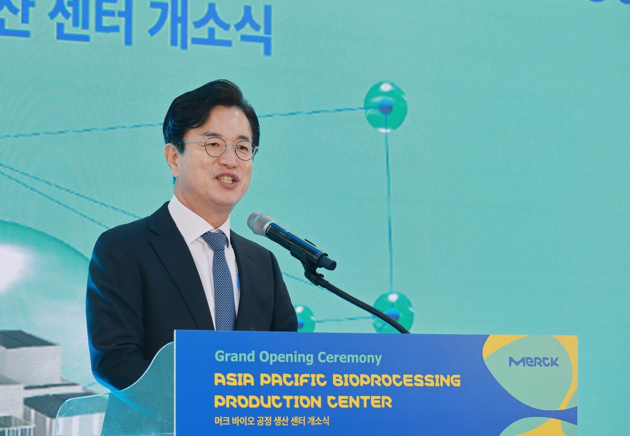 허태정 대전시장이 29일 글로벌 바이오기업 머크사의 대전생산센터 준공식에서 축하 인삿말을 하고 있다.