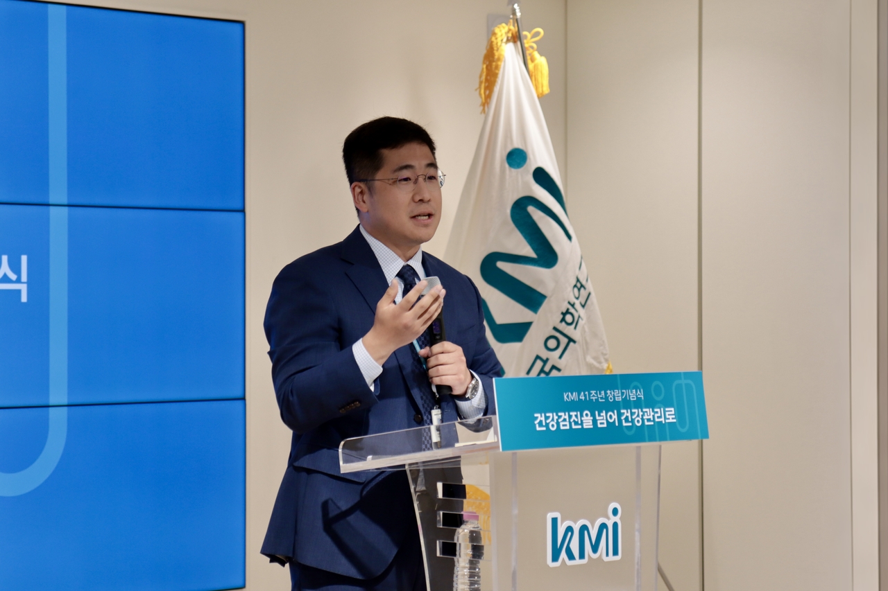 KMI Korean Medical Institute unveiled a new corporate identity and declared its vision of "Beyond health screening, toward health management" on its 41st anniversary. Pictured is KMI Chairman Lee Gwang-bae delivering a congratulatory address at the anniversary ceremony.