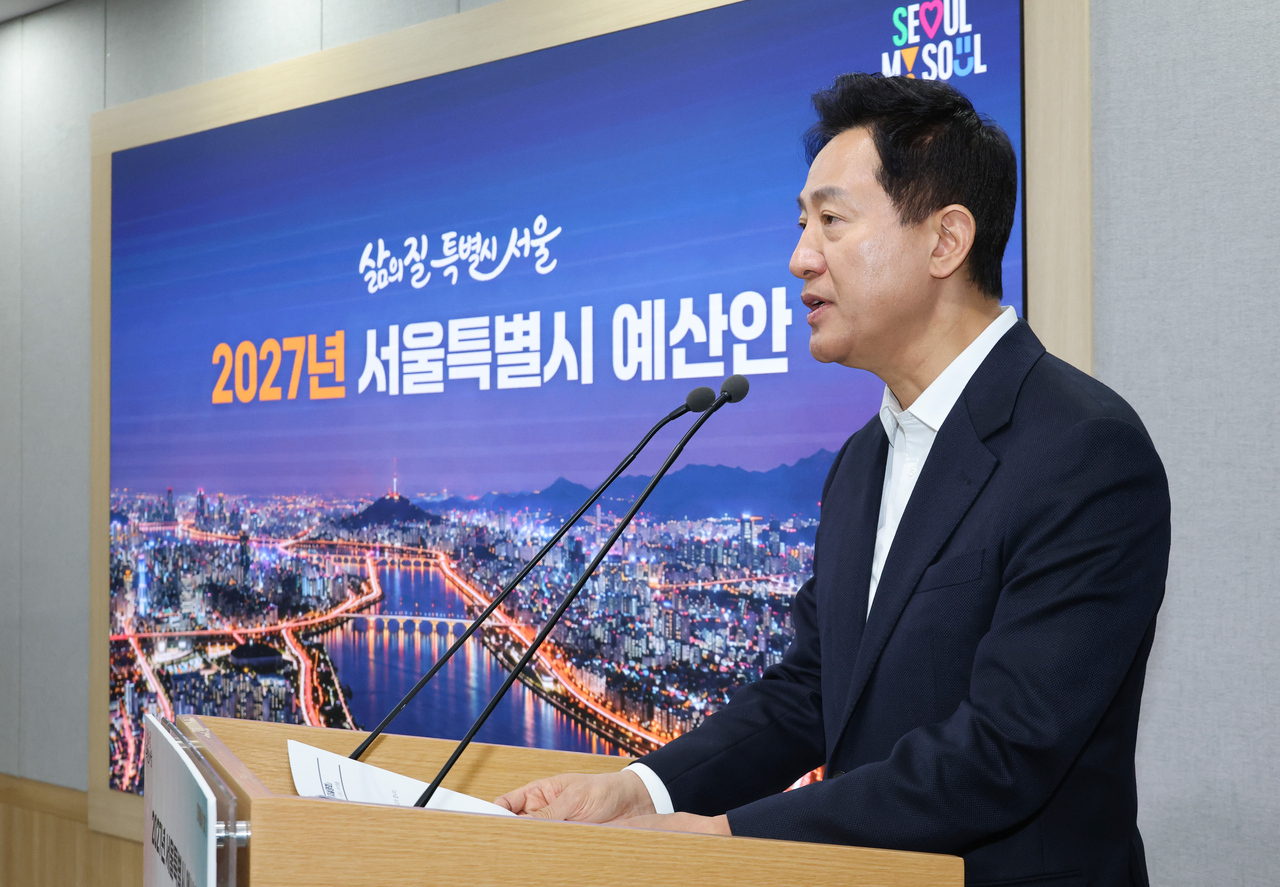 Seoul Mayor Oh Se-hoon presents the city’s 2027 budget proposal at Seoul City Hall on Thursday. (Yonhap)