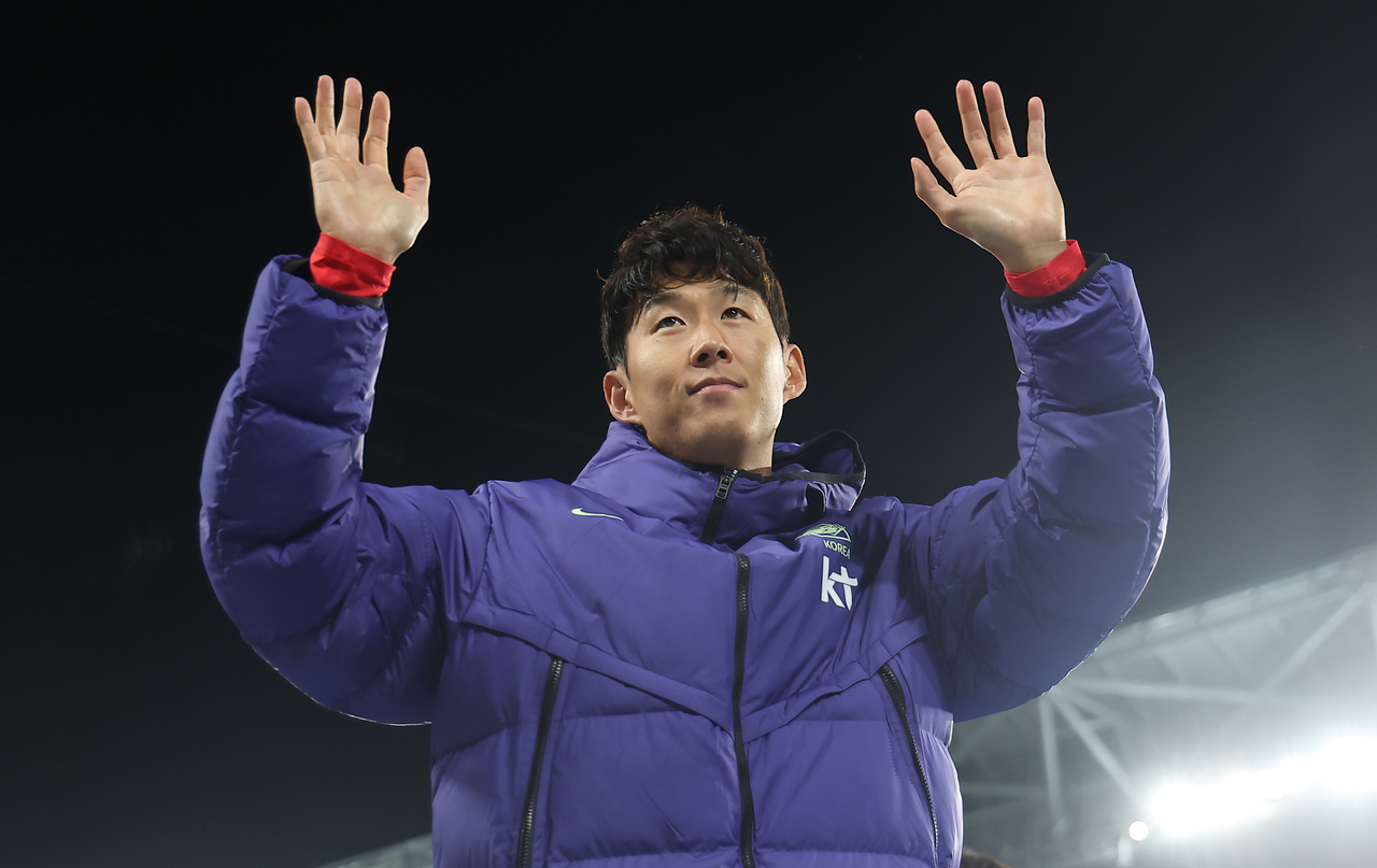 Son Heung-min of South Korea waves to fans after a 2-0 win over Uzbekistan in the teams' friendly football match at Yongin Mireu Stadium in Yongin, Gyeonggi Province, in this Oct. 6. (Yonhap)