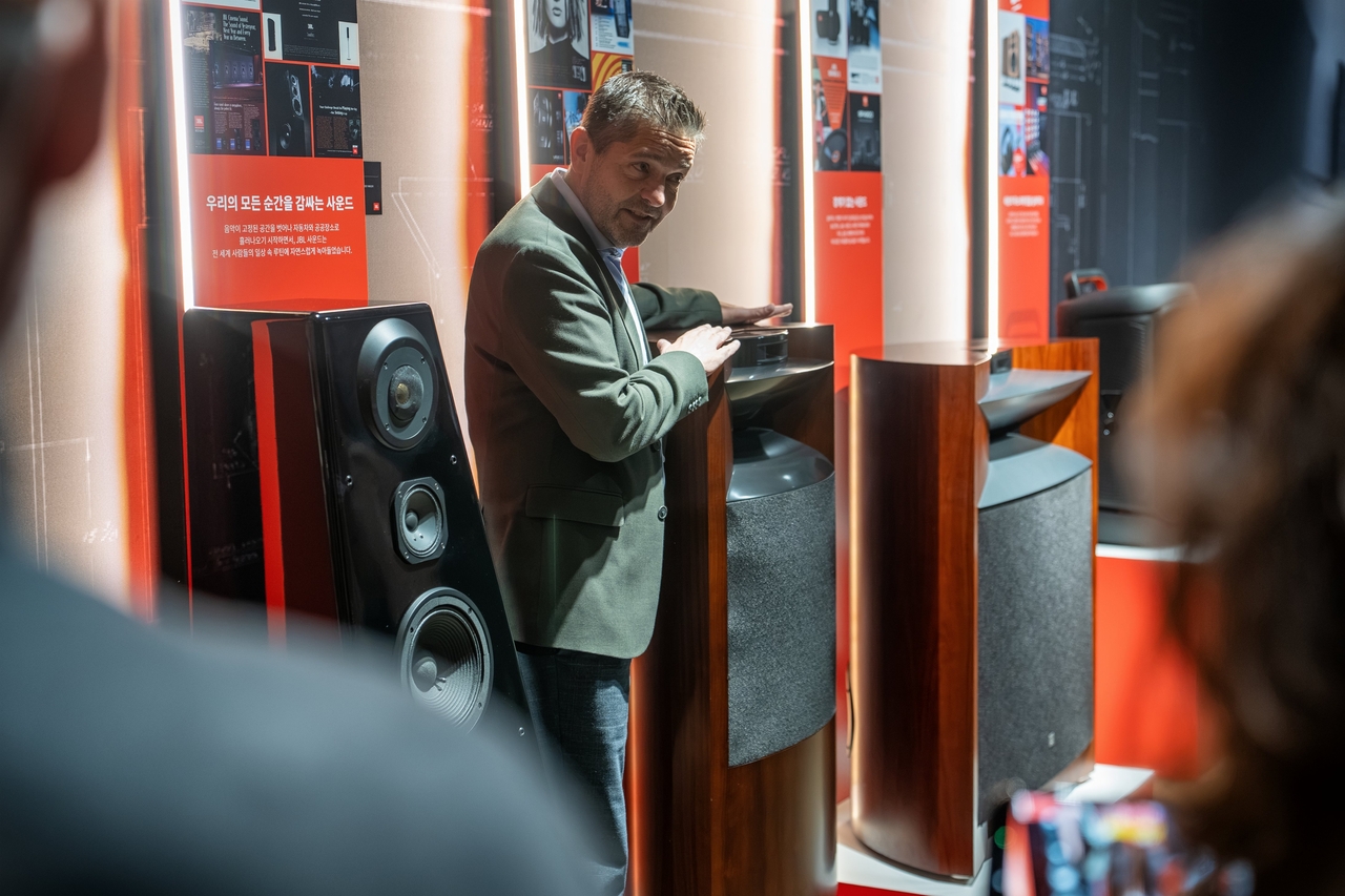 Soren Mailund, JBL's head of business development, introduces the JBL K2 speaker at the "Sound Legends" exhibition marking JBL's 80th anniversary and Bowers & Wilkins' 60th anniversary, held at Project Space Line in Gangnam-gu, Seoul. [Samsung Electronics]