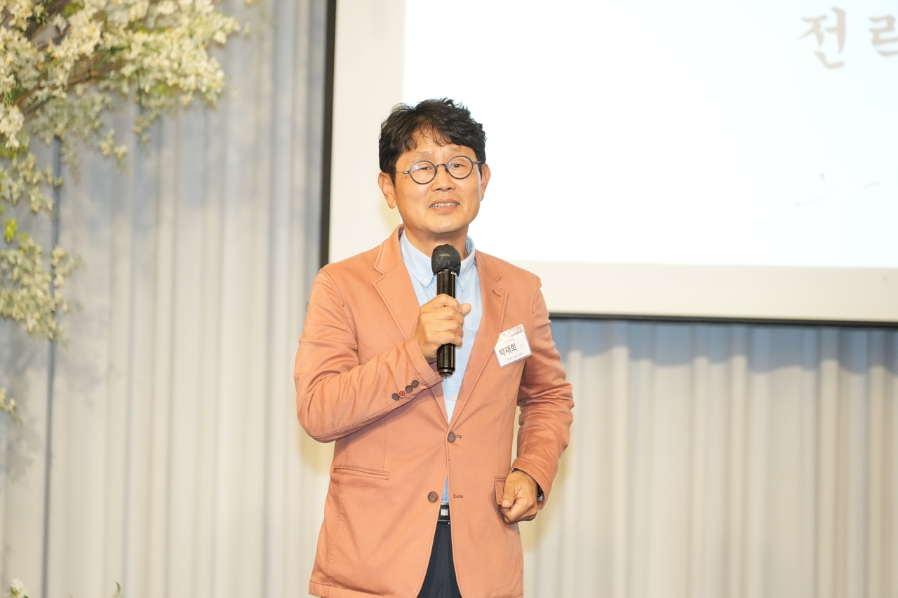 Park Jae-hee, director of Seokcheon Academy, speaks during the Global Business Forum in Seoul on Wednesday. (The Korea Herald)