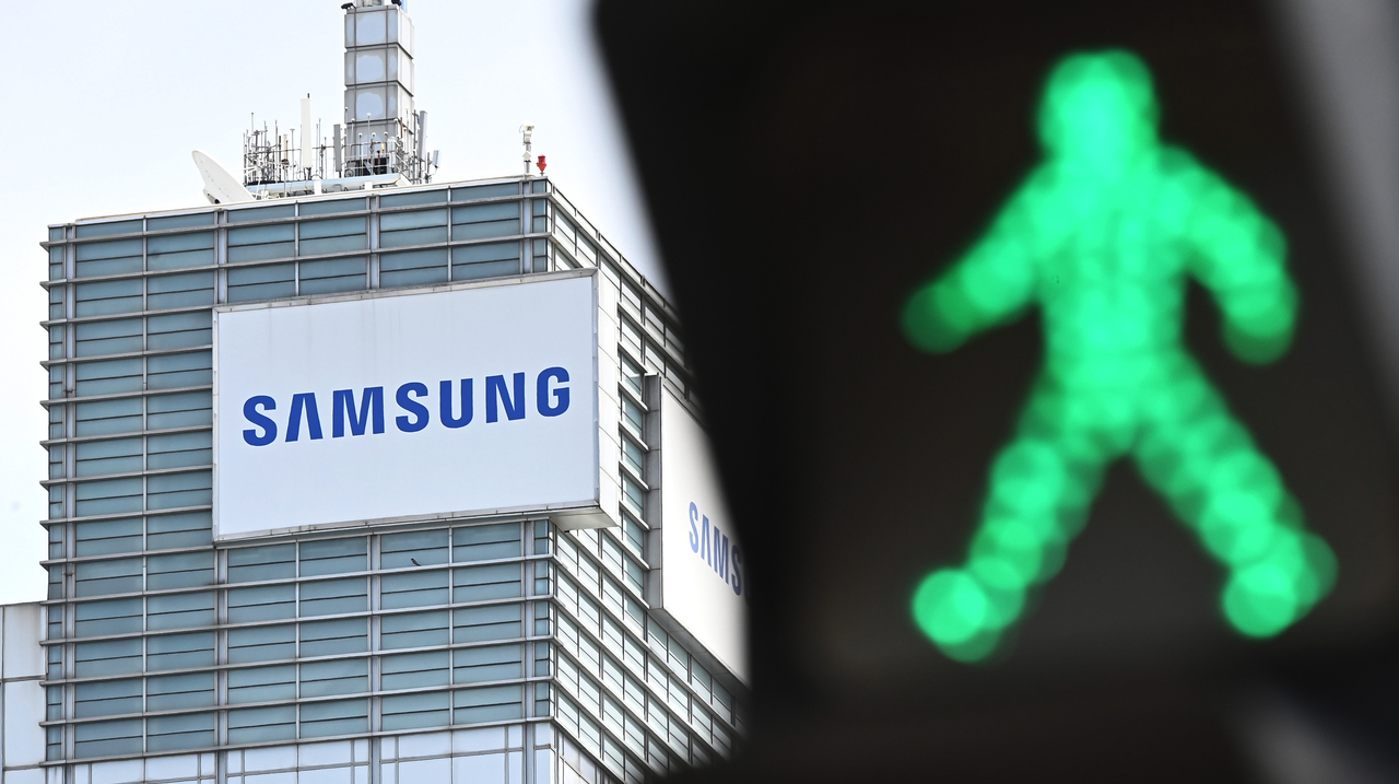 A green traffic light is seen near Samsung Electronics headquarters in Suwon, Gyeonggi Province. (Newsis)