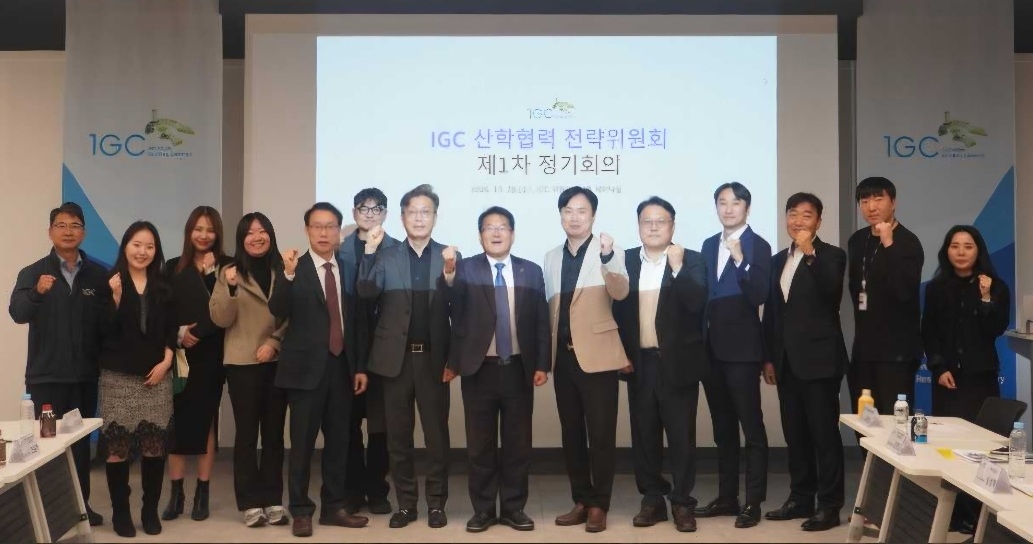 Participants pose for a photo after the first regular meeting of the IGC Industry-Academia Cooperation Strategy Committee, held Wednesday. [IGC]