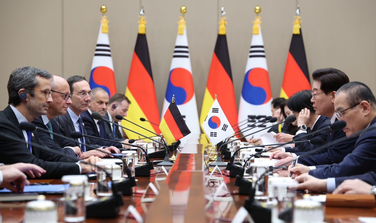 President Lee Jae Myung holds an expanded summit with German Chancellor Friedrich Merz at Cheong Wa Dae in Seoul on Thursday.