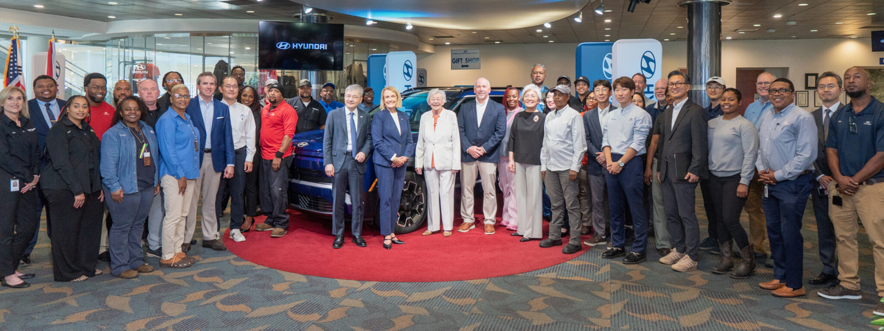Hyundai Motor and Alabama state officials pose for a photo at an investment ceremony held Wednesday at the automaker's Montgomery, Alabama factory. Hyundai Motor plans to invest approximately $450 million to expand production facilities for hybrid and extended-range electric vehicles. [Alabama Department of Commerce]