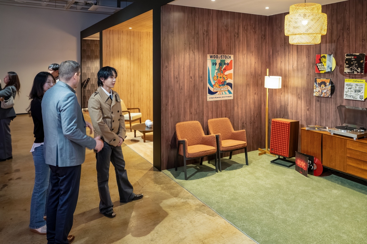 Artist Dawn visits the "Sound Legends" exhibition marking JBL's 80th anniversary and Bowers & Wilkins' 60th anniversary, held at Project Space Line in Gangnam-gu, Seoul. [Samsung Electronics]