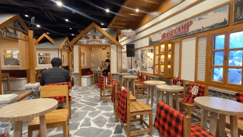 The lodge-style interior of Tim Hortons’ new flagship in Seongsu-dong, Seoul (No Kyung-min/The Korea Herald)