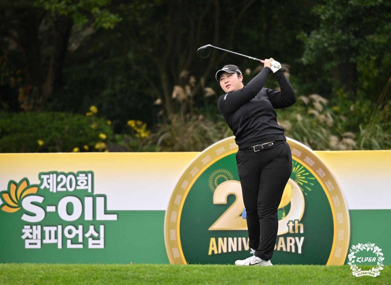 10번 홀에서 티샷을 날리고 있는 정소이. [사진=KLPGA]