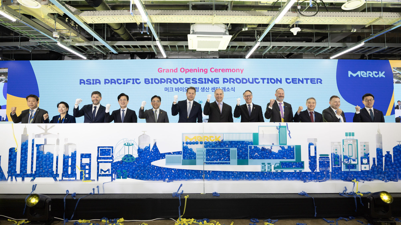 Daejeon Mayor Heo Tae-jeong (fifth from left), Merck Life Science CEO Jean-Charles Wirth (sixth from left) and E. Merck KG Executive Board Chairman Johannes Baillou (seventh from left) pose with other officials at the opening ceremony of Merck's Asia-Pacific Bioprocessing Production Center in Daejeon on Thursday. (Merck)