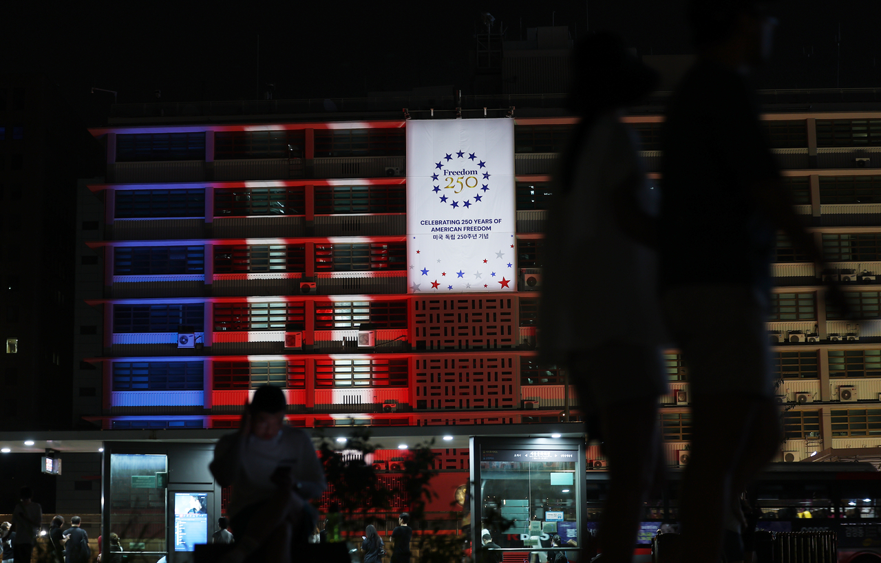 The US flag is illuminated outside the American Embassy in Jongno-gu, Seoul, on July 4. [Yonhap]