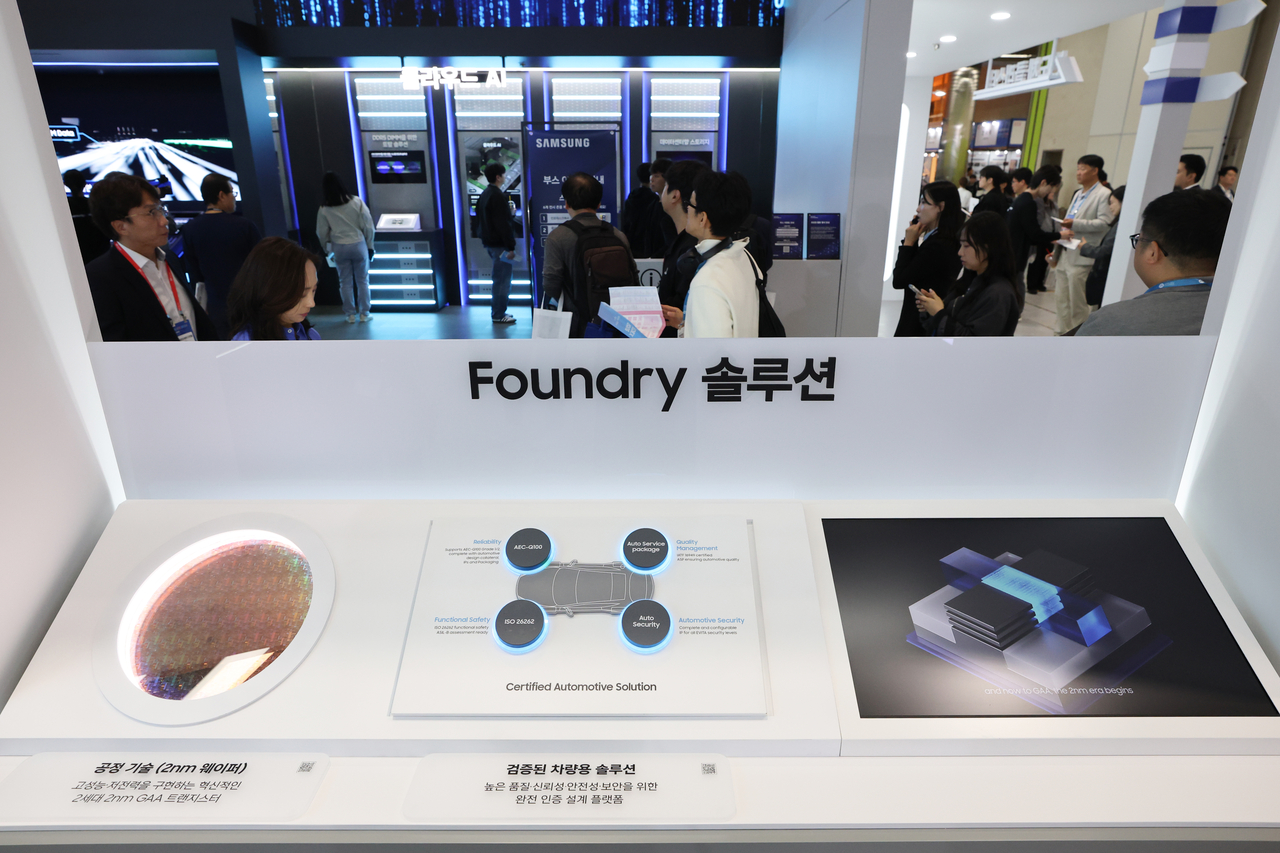 이달 14일 서울 강남구 코엑스에서 열린 제28회 반도체대전(SEDEX 2026)의 삼성전자 부스에 파운드리(반도체 위탁생산) 공정기술 관련 2나노 게이트올어라운드(GAA) 웨이퍼 등이 전시돼 있다. [연합]