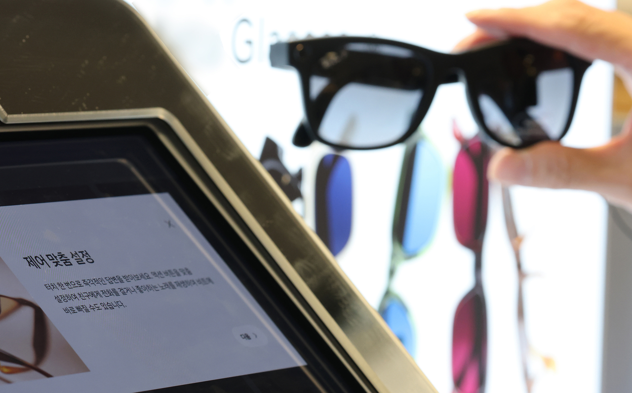 The Ministry of Education will respond to cheating using smart glasses at the College Scholastic Ability Test by filing criminal complaints and requesting investigations. Pictured is a smart glasses display at an electronics store in Seoul on Oct. 14. [Yonhap]