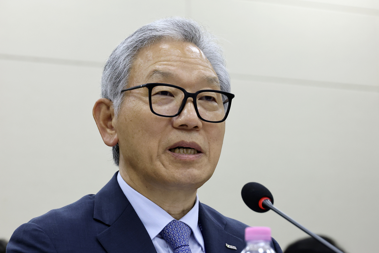 이상중 한국인터넷진흥원 원장이 지난 15일 국회 과학기술정보방송통신위원회에서 열린 정보통신산업진흥원 등에 대한 국정감사에서 의원 질의에 답하고 있다. [연합뉴스]