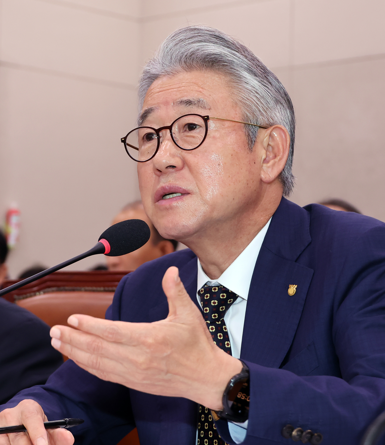 강호동 농업협동조합중앙회장이 지난 16일 국회에서 열린 농림축산식품해양수산위원회 국정감사에서 위원 질문에 답하고 있다. [연합]
