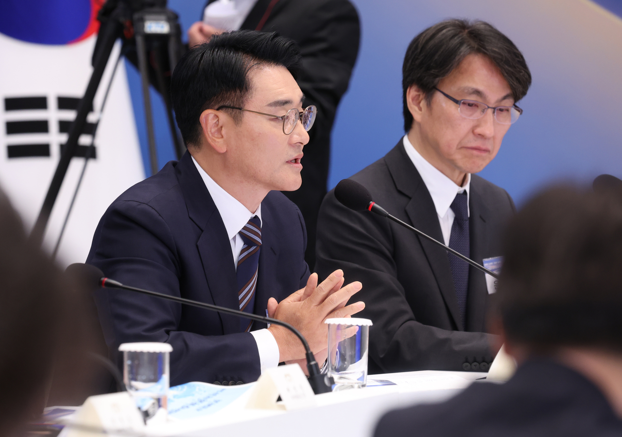 Park Yong-jin, vice chairman of the Regulatory Rationalization Committee, speaks at the committee's second plenary session chaired by President Lee Jae Myung at Cheong Wa Dae on Friday.